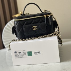 680 new 23k new pocket box bag chan11 every season will come out box bag 23k fall and winter out of this particularly good-looking side pocket more decorative salt sweet ball grain calf leather material more durable and can be cross-body can also be hand-