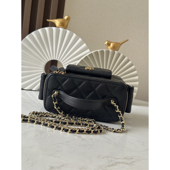 680 new 23k new pocket box bag chan11 every season will come out box bag 23k fall and winter out of this particularly good-looking side pocket more decorative salt sweet ball grain calf leather material more durable and can be cross-body can also be hand-