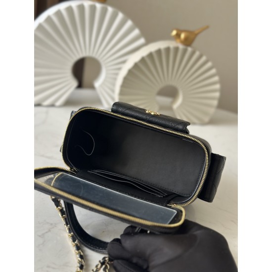 680 new 23k new pocket box bag chan11 every season will come out box bag 23k fall and winter out of this particularly good-looking side pocket more decorative salt sweet ball grain calf leather material more durable and can be cross-body can also be hand-