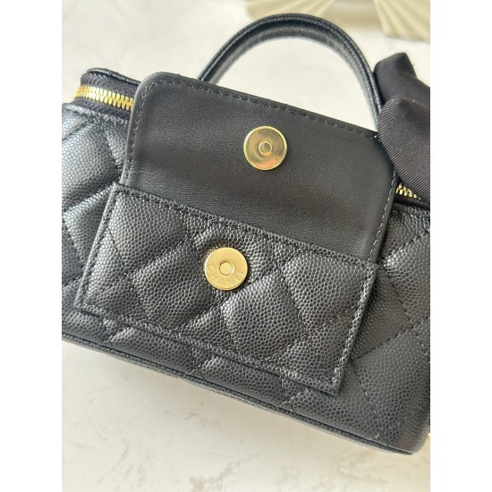 680 new 23k new pocket box bag chan11 every season will come out box bag 23k fall and winter out of this particularly good-looking side pocket more decorative salt sweet ball grain calf leather material more durable and can be cross-body can also be hand-