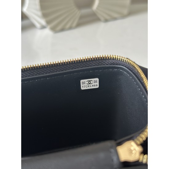 680 new 23k new pocket box bag chan11 every season will come out box bag 23k fall and winter out of this particularly good-looking side pocket more decorative salt sweet ball grain calf leather material more durable and can be cross-body can also be hand-