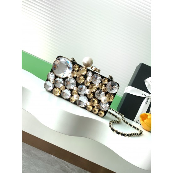 1450 25 A ready-to-wear collection diamond box evening bag Exclusive heavy shipments! This season's show in the Grand Palais in Paris staged a fairy tale feast of this series of works of innovative interpretation of the brand's style rules in exquisite de