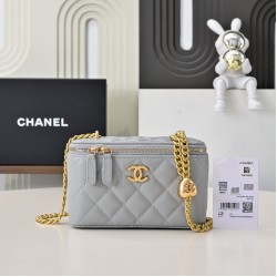 590 love adjustable buckle box bag Counter price to buy the development of the latest love adjustable buckle box bag inside there is also a makeup mirror throughout the hold more directly lovely to live in the atmosphere of the sense of direct bombing har