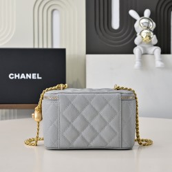 590 love adjustable buckle box bag Counter price to buy the development of the latest love adjustable buckle box bag inside there is also a makeup mirror throughout the hold more directly lovely to live in the atmosphere of the sense of direct bombing har