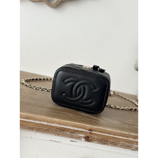 590 spot Chane new small chain makeup bag inside with a makeup mirror The new box bag actually added a handle to get the actual object was completely planted completely different temperament surprise amazing can be shoulder crossbody handheld can be loade