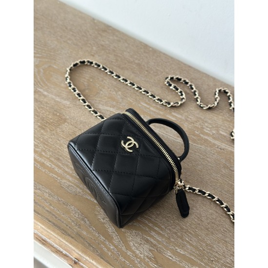 590 spot Chane new small chain makeup bag inside with a makeup mirror The new box bag actually added a handle to get the actual object was completely planted completely different temperament surprise amazing can be shoulder crossbody handheld can be loade