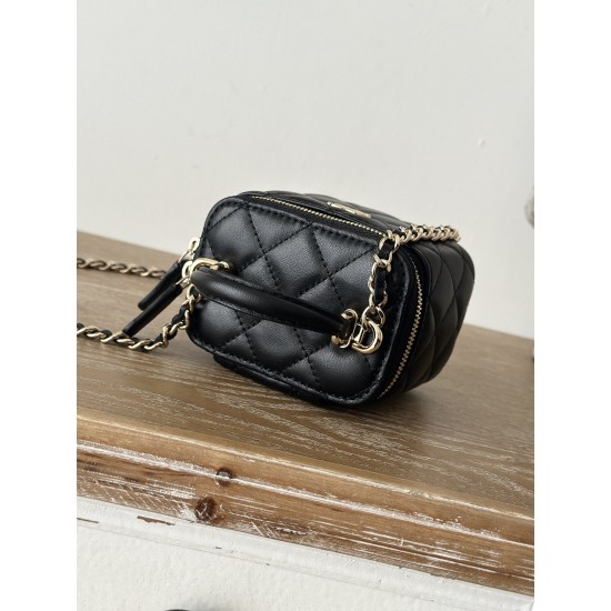 590 spot Chane new small chain makeup bag inside with a makeup mirror The new box bag actually added a handle to get the actual object was completely planted completely different temperament surprise amazing can be shoulder crossbody handheld can be loade