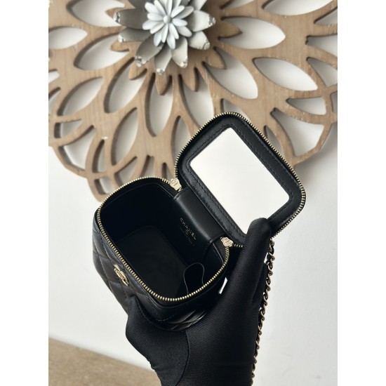 590 spot Chane new small chain makeup bag inside with a makeup mirror The new box bag actually added a handle to get the actual object was completely planted completely different temperament surprise amazing can be shoulder crossbody handheld can be loade