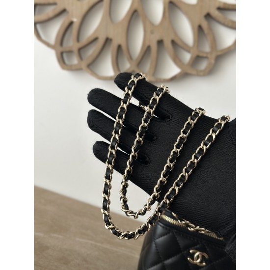 590 spot Chane new small chain makeup bag inside with a makeup mirror The new box bag actually added a handle to get the actual object was completely planted completely different temperament surprise amazing can be shoulder crossbody handheld can be loade