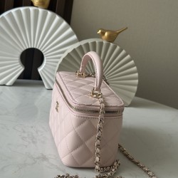 610 spot Chane new large chain makeup bag inside with a makeup mirror The new box bag actually added a handle to get the actual object was completely planted completely different temperament surprise amazing can be shoulder crossbody handheld can be loade