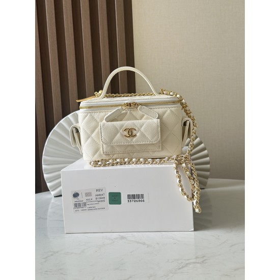 680 new 23k new pocket box bag chan11 every season will come out of the box bag 23k fall and winter out of this particularly good-looking side pockets more decorative salt sweet ball grain calf leather material more durable and can be cross-body and hand-