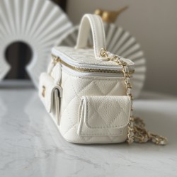 680 new 23k new pocket box bag chan11 every season will come out of the box bag 23k fall and winter out of this particularly good-looking side pockets more decorative salt sweet ball grain calf leather material more durable and can be cross-body and hand-