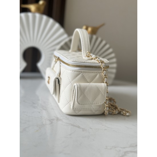 680 new 23k new pocket box bag chan11 every season will come out of the box bag 23k fall and winter out of this particularly good-looking side pockets more decorative salt sweet ball grain calf leather material more durable and can be cross-body and hand-