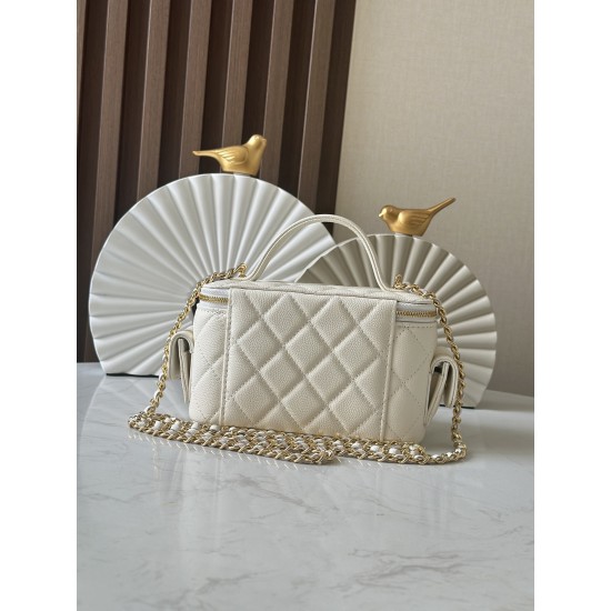 680 new 23k new pocket box bag chan11 every season will come out of the box bag 23k fall and winter out of this particularly good-looking side pockets more decorative salt sweet ball grain calf leather material more durable and can be cross-body and hand-