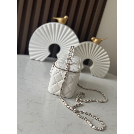 690 New Arrival NEChane1 explosive 25s Pearl Makeup Long Box Black Fragrant Door Forever Chane1 25s Cosmetic Bag with mirror anywhere you can make up Low-profile and elegant handle inlaid with small diamonds close up look is very delicate wherever you go 