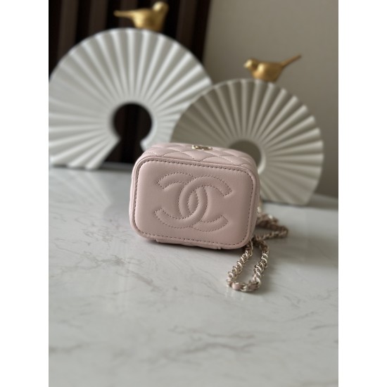 590 spot Chane new small chain makeup bag inside with a makeup mirror The new box bag actually added a handle to get the actual object was completely planted completely different temperament surprise stunning can be shoulder slanting hand-held can be load