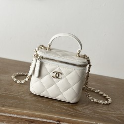 590 spot Chane new small chain makeup bag inside with a makeup mirror The new box bag actually added a handle to get the actual object was completely planted completely different temperament surprise stunning can be shoulder slanting hand-held can be load