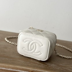 590 spot Chane new small chain makeup bag inside with a makeup mirror The new box bag actually added a handle to get the actual object was completely planted completely different temperament surprise stunning can be shoulder slanting hand-held can be load