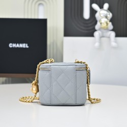 550 love adjustable buckle box bag Counter price to buy the development of the latest love adjustable buckle box bag inside there is also a makeup mirror throughout the hold more directly lovely to live in the atmosphere of the sense of direct bombing har