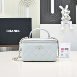 610 Fragrance grandmother's new box chain makeup bag is worthy of this year's popular models of this series since its launch has captured the hearts of too many girls small and cute on the body to reduce the age of good-looking body of the classic diamond