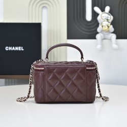 610 Fragrance grandmother's new box chain makeup bag is worthy of this year's popular models of this series since its launch has captured the hearts of too many girls small and cute on the body to reduce the age of good-looking body of the classic diamond