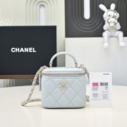 580 Fragrance grandmother's new box chain makeup bag is worthy of this year's popular models since the launch of this series has captured the hearts of too many girls small and cute on the body to reduce the age of good-looking body of the classic diamond