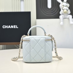 580 Fragrance grandmother's new box chain makeup bag is worthy of this year's popular models since the launch of this series has captured the hearts of too many girls small and cute on the body to reduce the age of good-looking body of the classic diamond
