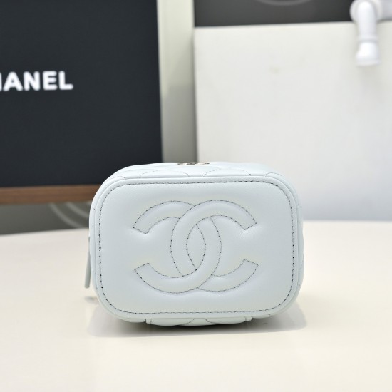 580 Fragrance grandmother's new box chain makeup bag is worthy of this year's popular models since the launch of this series has captured the hearts of too many girls small and cute on the body to reduce the age of good-looking body of the classic diamond