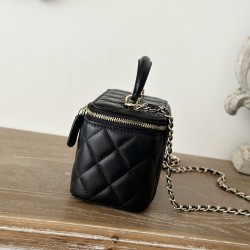 610 spot Chane new large chain makeup bag inside with a makeup mirror The new box bag actually added a handle to get the actual object was completely planted completely different temperament surprise amazing can be shoulder crossbody handheld can be loade