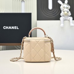 580 Fragrance grandmother's new box chain makeup bag is worthy of this year's popular models since the launch of this series has captured the hearts of too many girls small and cute on the body to reduce the age of good-looking body of the classic diamond