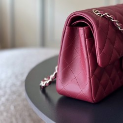 730 upgraded version of the full name Classic Fla0 lambskin size 236514cm leather original Haas lining imported lambskin hardware 24K plating all-steel hardware classic CF255 is to have people fall in love with the charm of the first sight to go wherever 