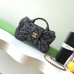 730 Chanel 25K bow comes denim this season is the bow element deep poke my teenage heart clothes look so much better price is also much better than the handmade shop bag the hottest two denim flap chain bag similar to the airport bag is very light and fas
