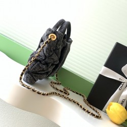 730 Chanel 25K bow comes denim this season is the bow element deep poke my teenage heart clothes look so much better price is also much better than the handmade shop bag the hottest two denim flap chain bag similar to the airport bag is very light and fas