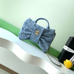 730 Chanel 25K bow comes denim this season is the bow element deep poke my teenage heart clothes look so much better price is also much better than the handmade shop bag the hottest two denim flap chain bag similar to the airport bag is very light and fas