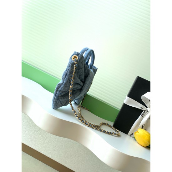 730 Chanel 25K bow comes denim this season is the bow element deep poke my teenage heart clothes look so much better price is also much better than the handmade shop bag the hottest two denim flap chain bag similar to the airport bag is very light and fas