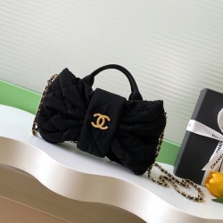 660 Chanel 25K bow is coming this season is the bow element deep poke my teenage heart clothes look so much better price is also much better than the handmade shop bag the hottest two denim flap chain bag similar to the airport bag is very light and fashi