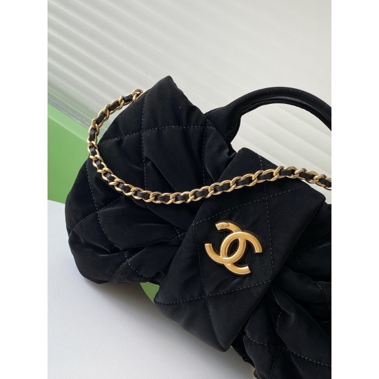 660 Chanel 25K bow is coming this season is the bow element deep poke my teenage heart clothes look so much better price is also much better than the handmade shop bag the hottest two denim flap chain bag similar to the airport bag is very light and fashi