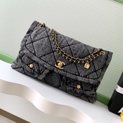 930 Chanel 25K is worthy of Chanel denim is really too heartwarming the pocket on the front immediately make the classic diamond plaid more a sense of function retro generous gold double c in the large flap set off more noble both with a classic flavor an