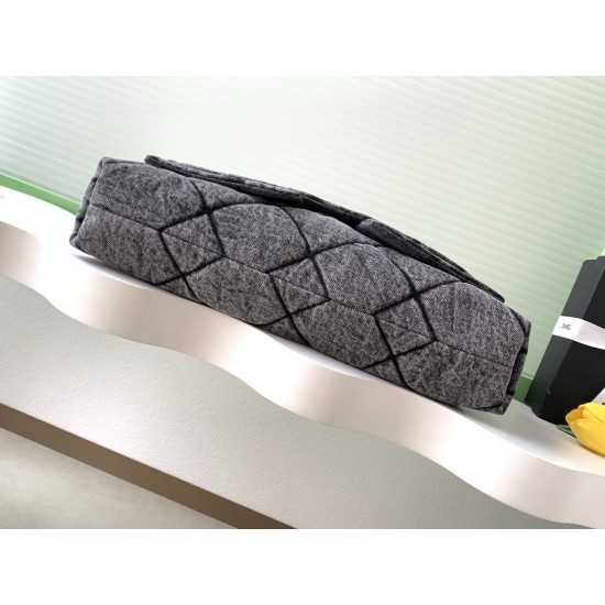 930 Chanel 25K is worthy of Chanel denim is really too heartwarming the pocket on the front immediately make the classic diamond plaid more a sense of function retro generous gold double c in the large flap set off more noble both with a classic flavor an