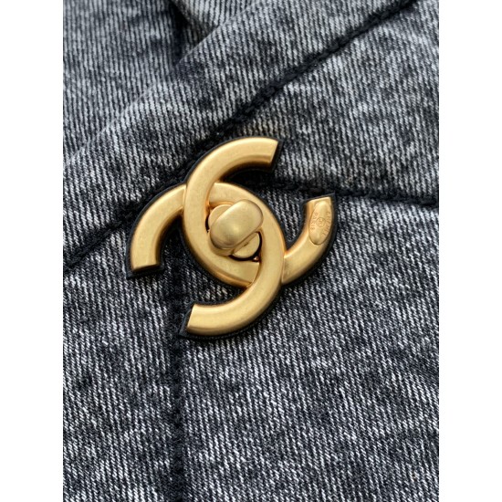 930 Chanel 25K is worthy of Chanel denim is really too heartwarming the pocket on the front immediately make the classic diamond plaid more a sense of function retro generous gold double c in the large flap set off more noble both with a classic flavor an