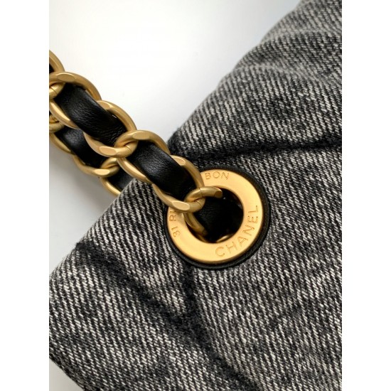 930 Chanel 25K is worthy of Chanel denim is really too heartwarming the pocket on the front immediately make the classic diamond plaid more a sense of function retro generous gold double c in the large flap set off more noble both with a classic flavor an