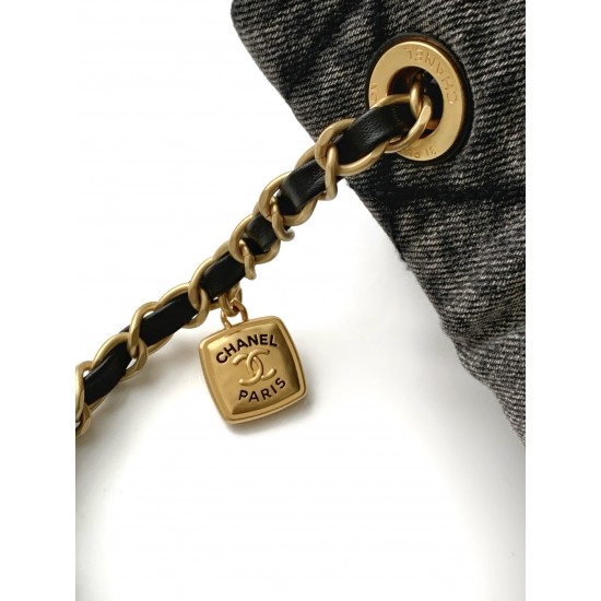 930 Chanel 25K is worthy of Chanel denim is really too heartwarming the pocket on the front immediately make the classic diamond plaid more a sense of function retro generous gold double c in the large flap set off more noble both with a classic flavor an