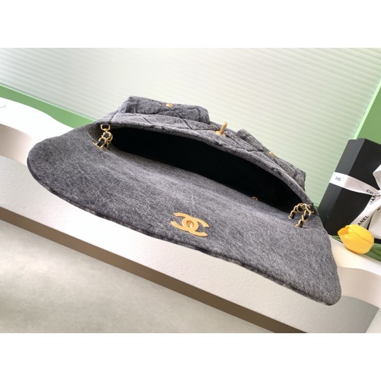 930 Chanel 25K is worthy of Chanel denim is really too heartwarming the pocket on the front immediately make the classic diamond plaid more a sense of function retro generous gold double c in the large flap set off more noble both with a classic flavor an