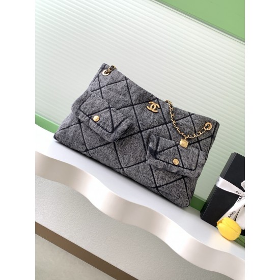 880 Chanel 25K is worthy of Chanel denim really too heartwarming pocket on the front immediately make the classic diamond grid more a sense of function retro generous object is too exquisite armpit back is too practical capacity can be loaded with daily e