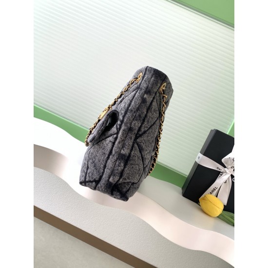 880 Chanel 25K is worthy of Chanel denim really too heartwarming pocket on the front immediately make the classic diamond grid more a sense of function retro generous object is too exquisite armpit back is too practical capacity can be loaded with daily e