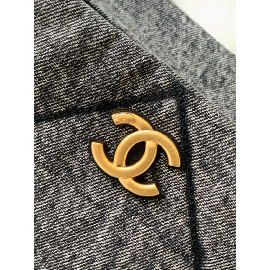 880 Chanel 25K is worthy of Chanel denim really too heartwarming pocket on the front immediately make the classic diamond grid more a sense of function retro generous object is too exquisite armpit back is too practical capacity can be loaded with daily e