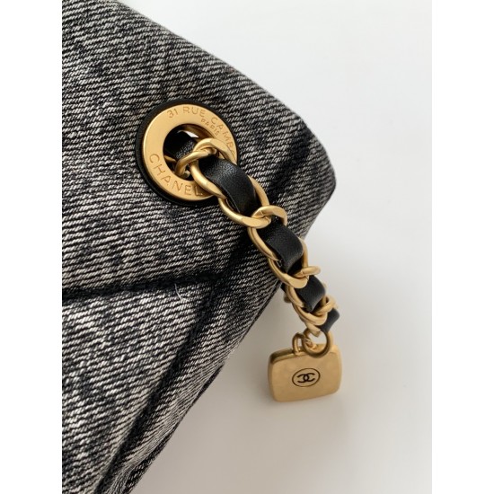 880 Chanel 25K is worthy of Chanel denim really too heartwarming pocket on the front immediately make the classic diamond grid more a sense of function retro generous object is too exquisite armpit back is too practical capacity can be loaded with daily e