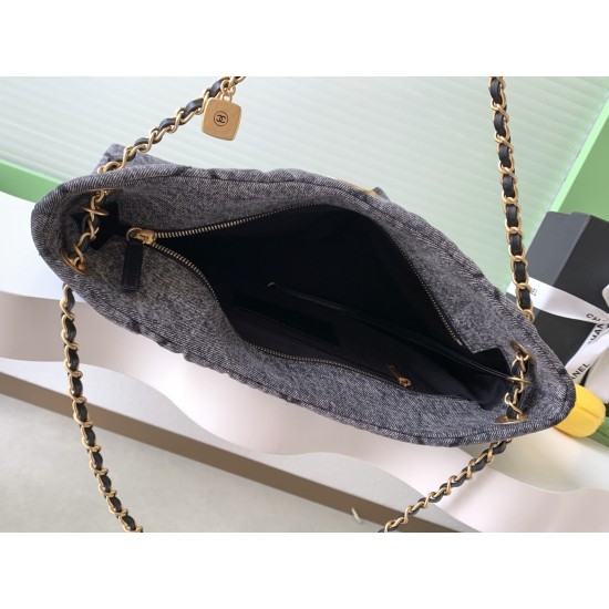 880 Chanel 25K is worthy of Chanel denim really too heartwarming pocket on the front immediately make the classic diamond grid more a sense of function retro generous object is too exquisite armpit back is too practical capacity can be loaded with daily e