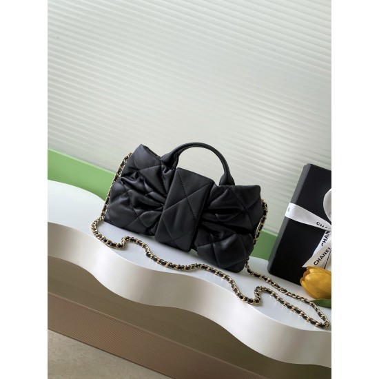 730 Chanel 25K bow is coming this season is the bow element deep poke my teenage heart clothes look so much better price is also much better than the handmade shop bag the hottest two denim flap chain bag similar to the airport bag is very light and fashi