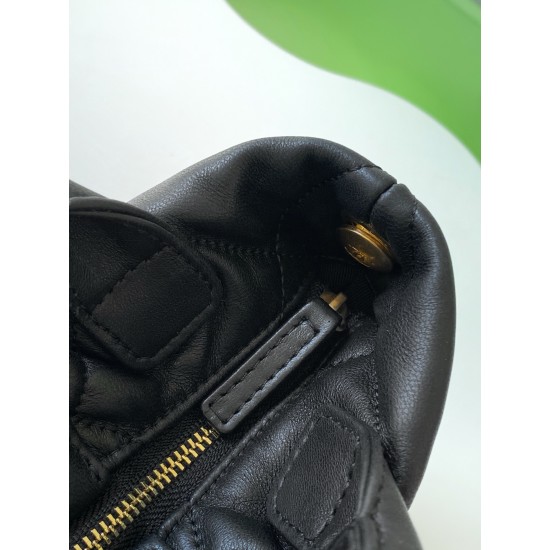 730 Chanel 25K bow is coming this season is the bow element deep poke my teenage heart clothes look so much better price is also much better than the handmade shop bag the hottest two denim flap chain bag similar to the airport bag is very light and fashi